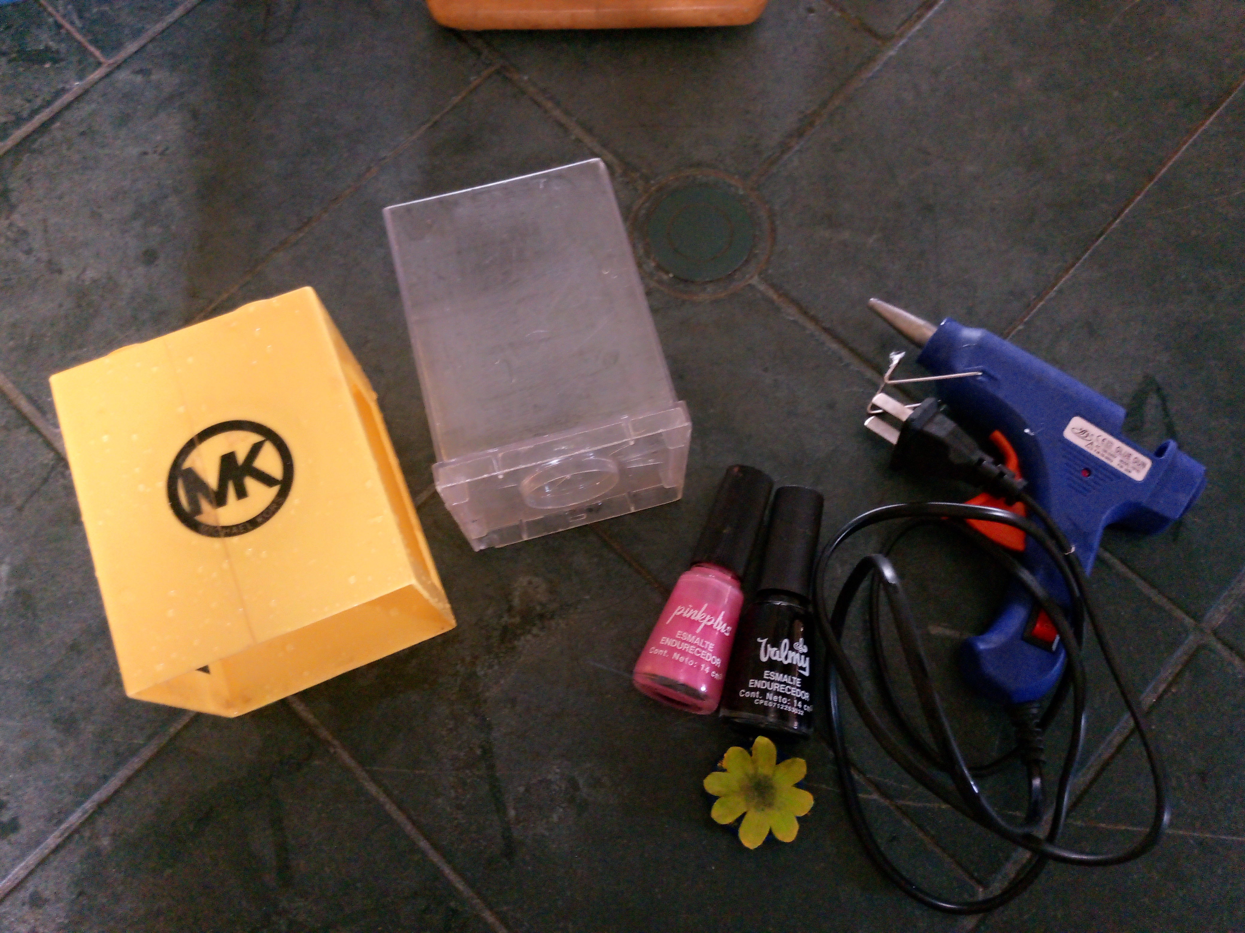 Dándole una nueva apariencia a mi cajita📦✨.//Giving my little box a new look📦✨.(Esp-Eng)